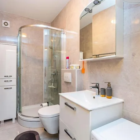 Apartament Emira Mukalba *