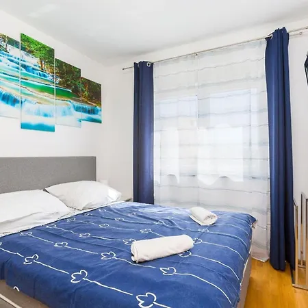 Apartament Emira Mukalba *